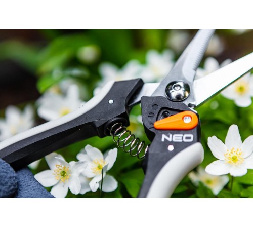 Универсальный секатор Neo Tools 210 мм, арт. 15-208 – для множества применений